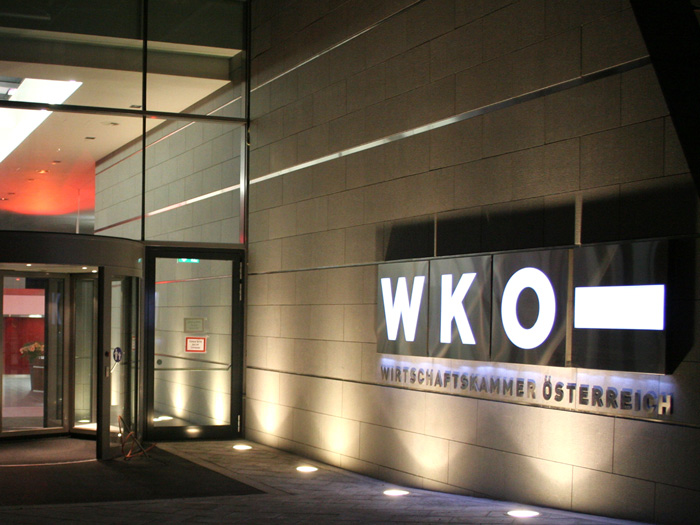 WKOe Haupteingang Nacht 700px