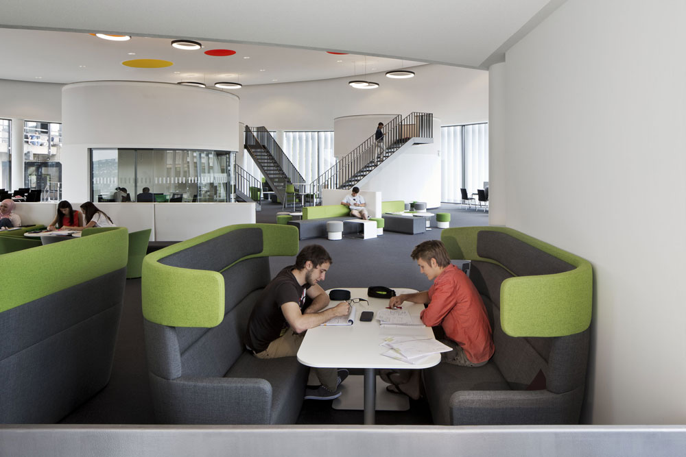 Eine coole Cafeteria lässt auch coole Meetings zu. © Foto: Bene AG