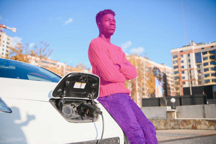 Fast die Hälfte aller neu zugelassenen Pkw haben alternative Antriebssysteme