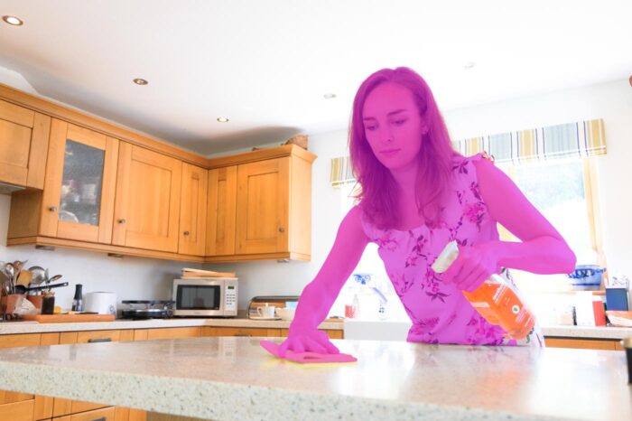 Frauen verbringen mehr Zeit mit Arbeit als Männer